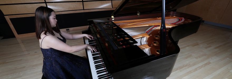 image of pianist